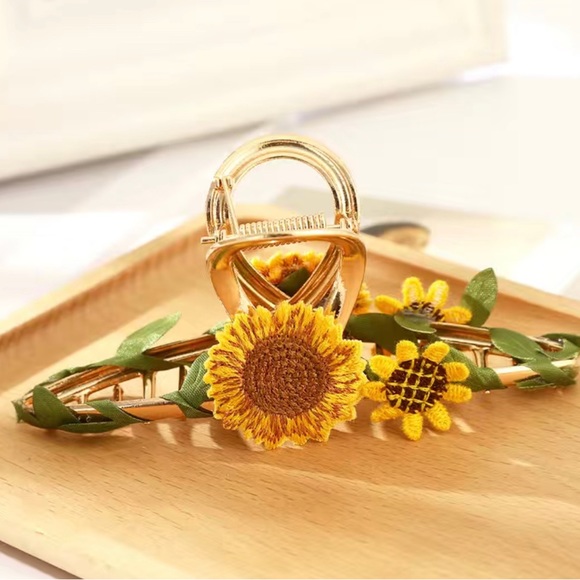 NIB Sunflower Hair Claw Clip - Picture 3 of 6